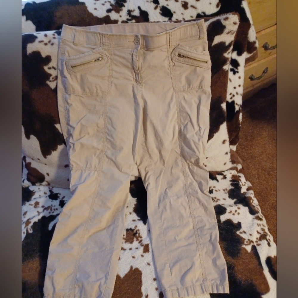 CHICO'S LITE BEIGE CAPRIS,  SIZE 2.